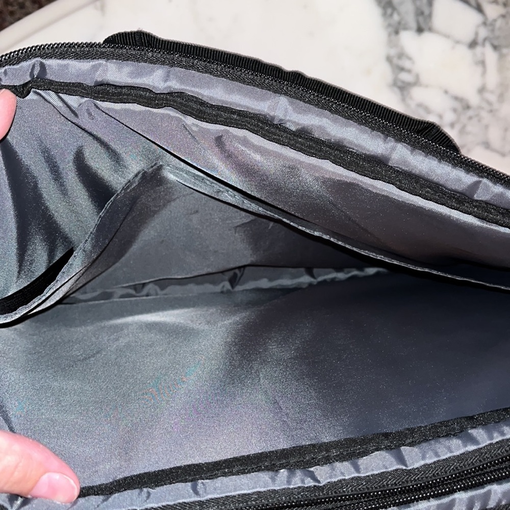 SWISSGEAR spacious messenger bag with adjustable strap - Picture 6 of 8